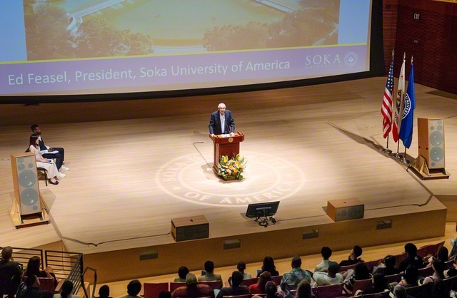 新入生を歓迎するSUAのフィーゼル学長（同）©Soka　University　of　America