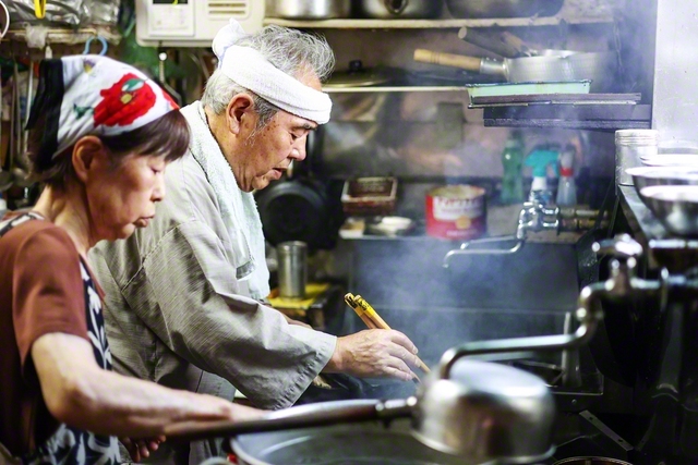 「うちのご飯が、みんなの“頑張れる力”になっているのであれば、これほどうれしいことはないね」と、山本さん㊨と妻・津留子さん