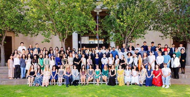 社会貢献の世界市民と育ちゆけ！――SUAの25期生が記念のカメラに（5日、SUAで）©Soka　University　of　America
