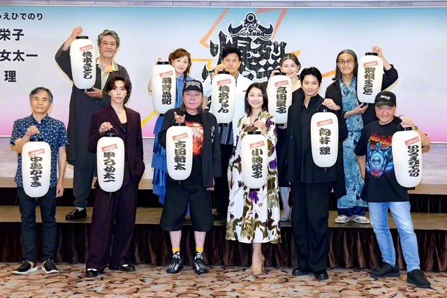 自身の名前が入ったちょうちんを手にする出演者たち