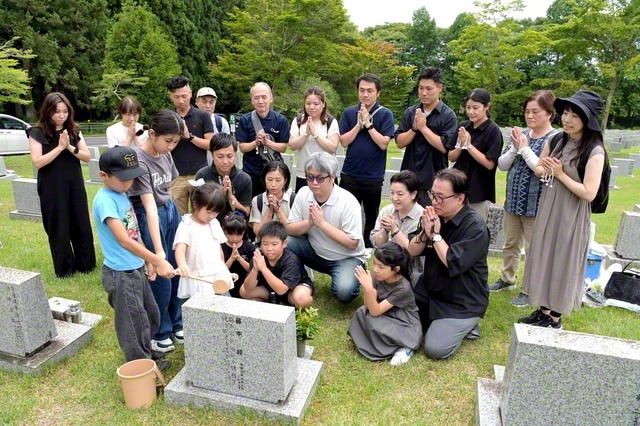 雄大な富士の麓に位置する富士桜自然墓地公園。墓参者は三世にわたる福徳と安穏を祈念した（9日）