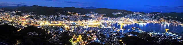 「世界新三大夜景」とうたわれる長崎市の光景を、稲佐山の頂上から望む。星空のように瞬く一つ一つの光が、この地に暮らす人々の営みを照らしている