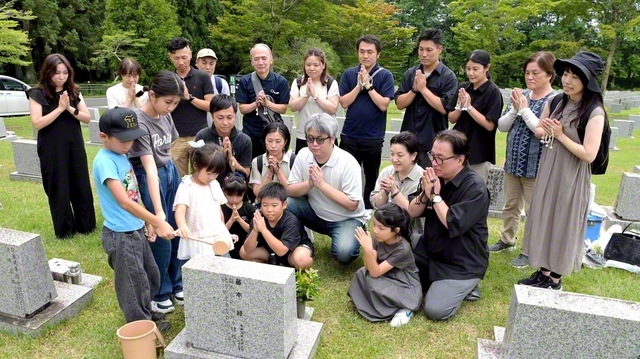 雄大な富士の麓に位置する富士桜自然墓地公園。墓参者は三世にわたる福徳と安穏を祈念した（9日）