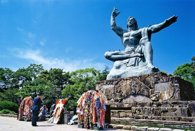 1982年5月25日、長崎市の平和公園を訪れた池田先生は原爆犠牲者の冥福と恒久平和を祈り、平和祈念像に献花した