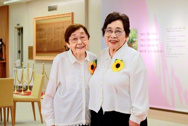 大親友の牟田さん㊧と北野さんが合唱団「ひまわり」の衣装で