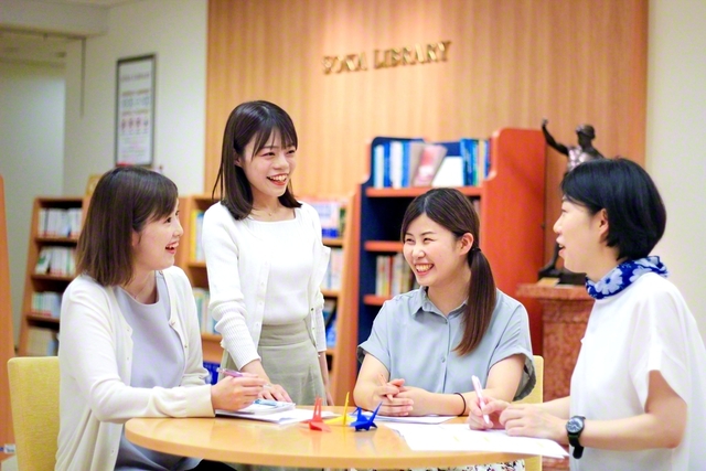 ユース会議の友と語らう森さん（左から2人目）
