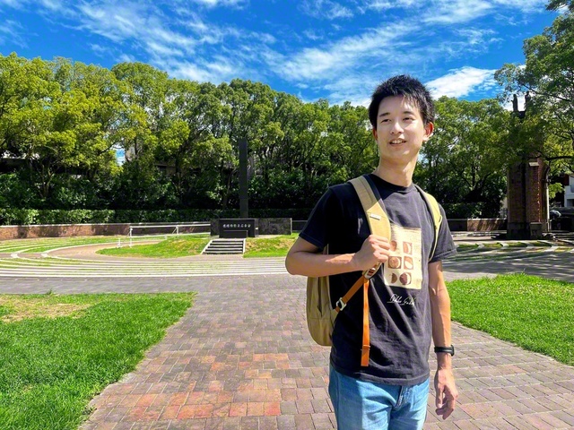 爆心地公園に立ち、不戦の未来を誓う坂下さん