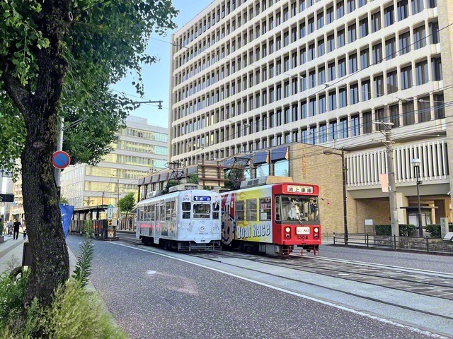 市内を行き交う路面電車。被爆の惨禍を乗り越え、今も庶民の足として親しまれる街のシンボル