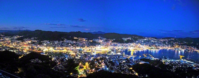 「世界新三大夜景」とうたわれる長崎市の光景を、稲佐山の頂上から望む。星空のように瞬く一つ一つの光が、この地に暮らす人々の営みを照らしている