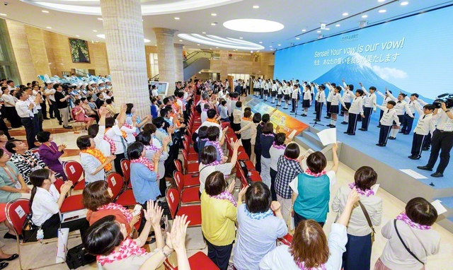 少年少女部「日の出合唱団」の心を込めた歌声に、皆が立ち上がって拍手と歓声を。池田先生が切り開いた平和の大道に連なる誓いにあふれる研修会が幕を開けた（ソウルの池田記念講堂で）