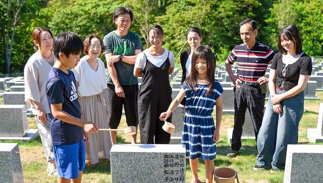 【北海道　戸田墓園】北海道の戸田記念墓地公園（石狩市厚田区）には、お盆期間に、連日1万人を超える来園者が。札幌市に住む諏訪部努さんは13日、家族3世代9人で来園。「夕張の地で強盛な信心を貫いた父母への追善回向の祈りをささげ、これからも一家和楽で前進しゆくことを誓い合いました」
