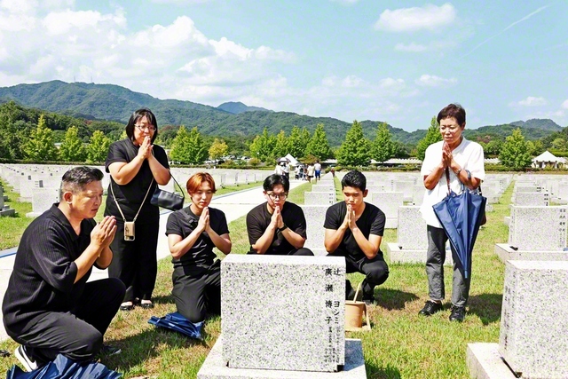讃岐山脈が見守る四国池田記念墓地公園（香川・三木町）。東京・町田市の小川友義さんは、初めて親子3世代そろって来園した。「素晴らしい景色と、きれいに整備された墓園で、追善の題目をあげることができ、感謝でいっぱいです」とにこやかに（14日）　