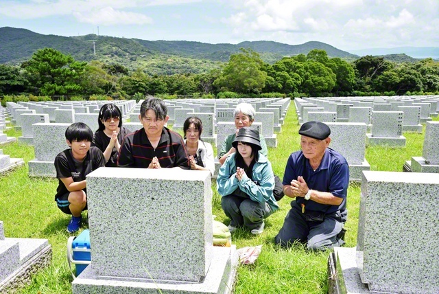昨年、開園25周年を迎えた沖縄平和記念墓地公園（本部町）。池田先生は、開園1カ月前に訪れ、厳粛に平和への祈りをささげた。松村初子さんは、神奈川・横浜市で暮らす息子家族らと墓参。「母が亡くなって3年、初めて孫たちと来ることができました」と感慨深く（14日）