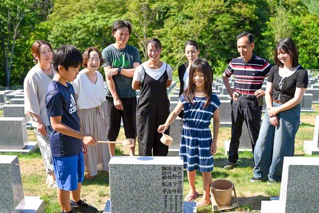 北海道の戸田記念墓地公園（石狩市厚田区）には、お盆期間に、連日1万人を超える来園者が。札幌市に住む諏訪部努さんは13日、家族3世代9人で来園。「夕張の地で強盛な信心を貫いた父母への追善回向の祈りをささげ、これからも一家和楽で前進しゆくことを誓い合いました」