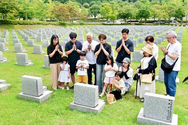 関西池田記念墓地公園（兵庫・丹波市）は本年、開園35周年。開園時に訪れた池田先生は、同志に真心の激励を送った。大阪・交野市の二渡諭有子さんは、両親の初盆に子や孫らと来園。「信心を貫いた父母の墓参に、東京の息子家族も含め、皆で集まれて良かったです」と朗らかに（13日）