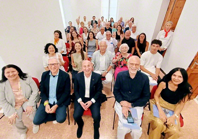 イタリア創価学会の「ラ・スペツィア会館」の開館式。さらなる広布前進を約し合った(同会館で)