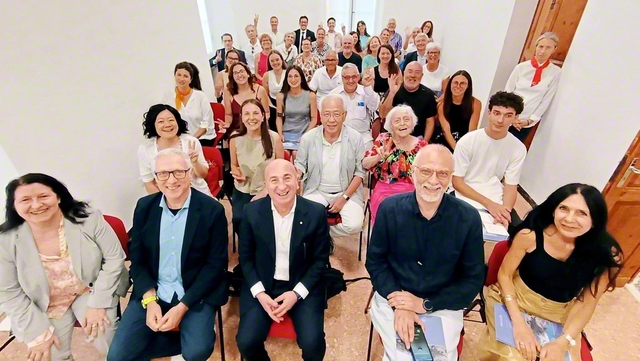 イタリア創価学会の「ラ・スペツィア会館」の開館式。さらなる広布前進を約し合った（同会館で）
