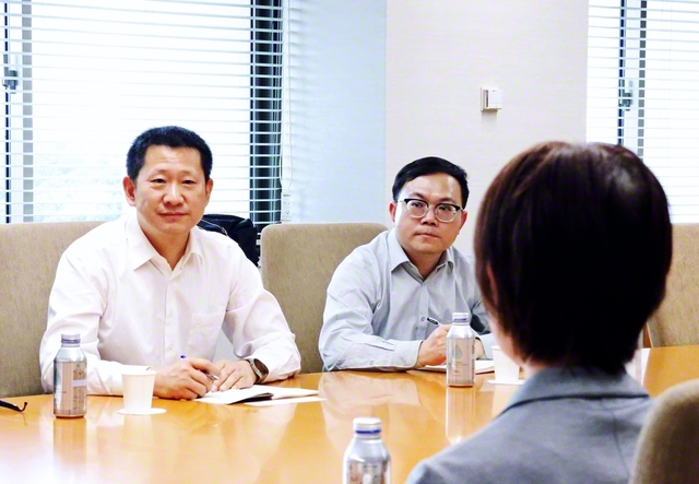 紫荊雑誌社の黄暁華副社長㊧一行が創価大学の鈴木学長らと語らう(創大で)
