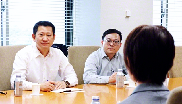 紫荊雑誌社の黄暁華副社長㊧一行が創価大学の鈴木学長らと語らう（創大で）