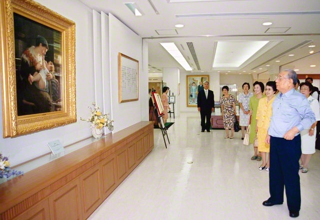 池田先生が創価世界女性会館を初訪問し、香峯子夫人と共に油彩画「ハッピーマザー」を鑑賞（2000年9月9日）。「ここは、夢の世界のようだ。ここに来た人は、皆、心が美しくなるだろう」と平和の宝城の完成を祝福した