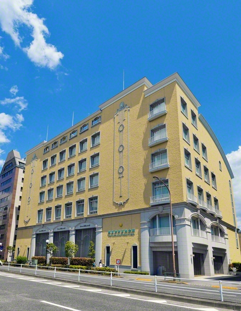 来月8日、開館25周年を迎える創価世界女性会館。外壁には女性の「聡明さ」を象徴する月桂冠がデザインされている