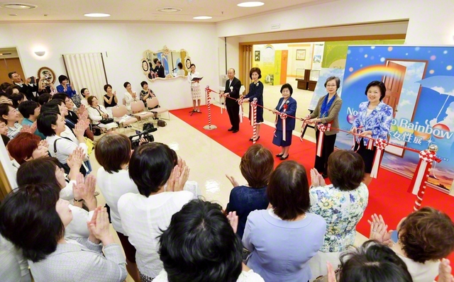 「7色に輝く女性展」の開幕式(18年9月)。近代看護の創始者・ナイチンゲールをはじめ、世界の偉人とたたえられる7人の女性の生涯に光を当て、大きな反響を呼んだ