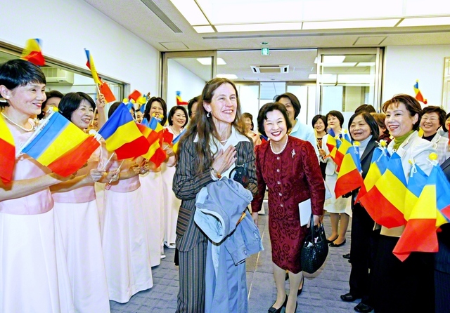 米エマソン協会元会長のサーラ・ワイダー博士を歓迎(09年11月)。博士は女性部の平和運動を“人類を人間主義のもとに一つに結ぶ”と評した