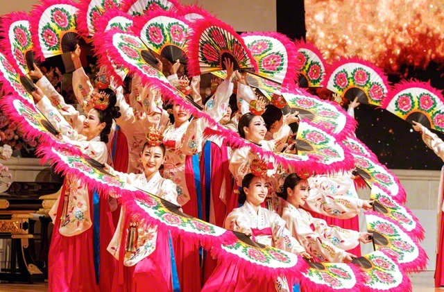 韓国の伝統舞踊を披露した平和芸術団「蓮（ヨン）」。両手に持った扇で波や花を華麗に表現し、幹部会に彩りを添えた（同）