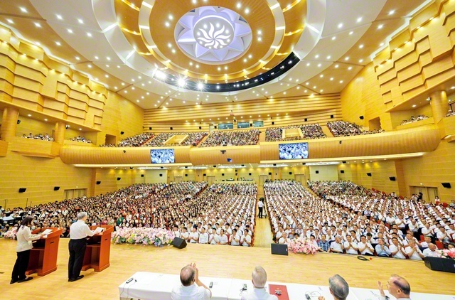 さあ、学会創立100周年の2030年へ！――前進の決意にあふれた韓国SGIの第11回「本部幹部会」「南アジア・韓国・日本合同記念大会」。韓国の友は、この日に向けて南アジア各国と日本の広布史を研さんし、仏法対話と人材拡大に励み抜いて集った（ソウルの池田記念講堂で）
