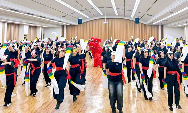 忠南（チュンナム）、忠北（チュンブク）、大田（テジョン）のメンバーが、シンガポールの友を歓迎する獅子舞の演舞を披露（大田文化会館で）