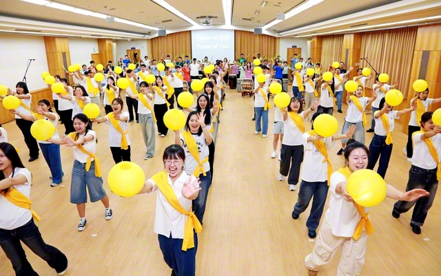 全南（チョンナム）、全北（チョンブク）、光州（クァンジュ）の友が、タイの音楽に乗せ、ちょうちんと打楽器で希望の波を表現（南光州幸福文化会館で）