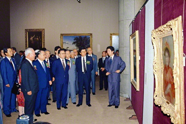 韓国を初訪問し、ソウルで開催された東京富士美術館所蔵の「西洋絵画名品展」を来賓らと鑑賞する池田先生。「日本の文化の大恩人」の韓国に「せめてものご恩返しの一分となれば」との先生の思いが結実した文化交流は、今日の日韓友好の原点と輝く（1990年9月）