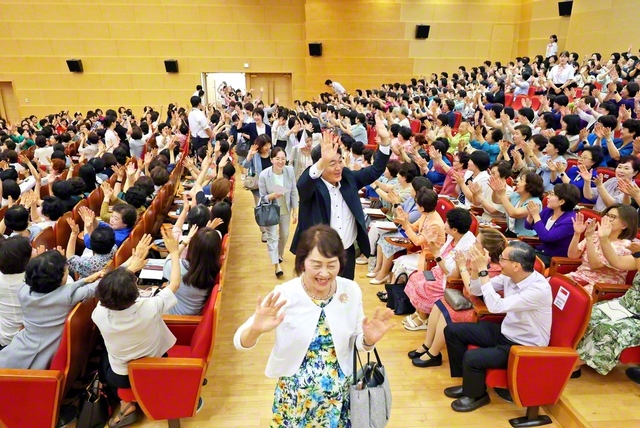 韓国の同志らが日本の交流団を大拍手で歓迎（ソウルの池田記念講堂で）