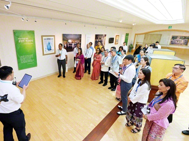 韓国SGI本部の展示室を見学するインドとタイの友