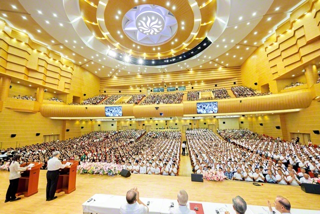 さあ、学会創立100周年の2030年へ！――前進の決意にあふれた韓国SGIの第11回「本部幹部会」「南アジア・韓国・日本合同記念大会」。韓国の友は、この日に向けて南アジア各国と日本の広布史を研さんし、仏法対話と人材拡大に励み抜いて集った（ソウルの池田記念講堂で）