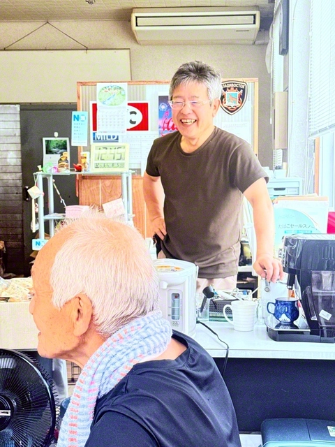 笑みを絶やさず接客する端さん（奥）。コーヒーは一日30杯を提供することもあるという