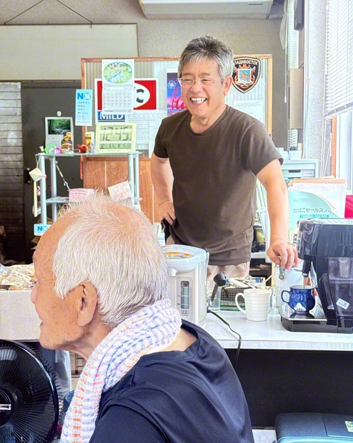 笑みを絶やさず接客する端さん（奥）。コーヒーは一日30杯を提供することもあるという