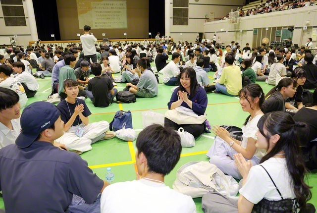 未来部研修会の一コマ――全国各地の友が車座になって、夢や目標を語り合う