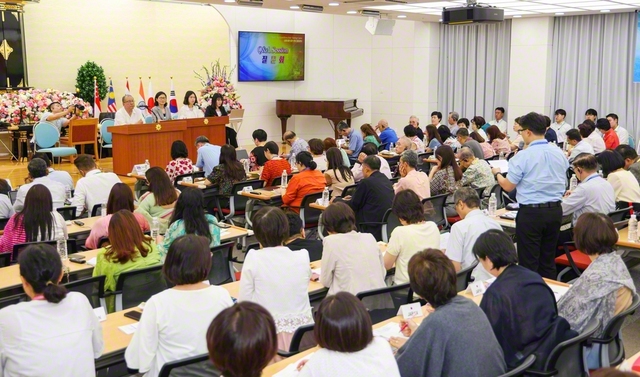 求道の心にあふれた16日の質問会。“少子化が進む中で、どう青年を育成していけばいいのか”との問いに、谷川SGI理事長は“社会が大きく変化する今こそ、各国の取り組みに学び合うことが大切”と