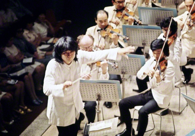 1972年6月、民主音楽協会の定期公演（日本フィルハーモニー交響楽団）で、グスタフ・マーラー作曲・交響曲第2番「復活」の指揮をとる小澤征爾＝民音提供