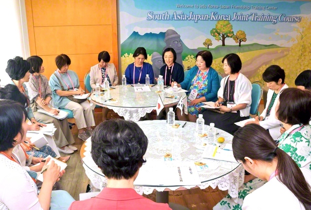 日本の女性部と韓国婦人部との語らい。地域の課題や取り組みについて意見を交わした（17日）