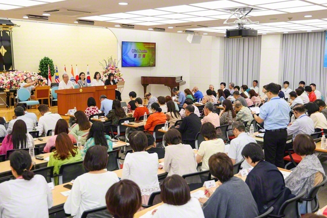 求道の心にあふれた16日の質問会。“少子化が進む中で、どう青年を育成していけばいいのか”との問いに、谷川SGI理事長は“社会が大きく変化する今こそ、各国の取り組みに学び合うことが大切”と