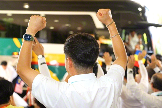 ようこそ済州へ！――韓国の同志がウエルカムボードを掲げ、盛大な歓声と拍手で遠来の友を迎えた（16日）