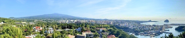 17日の朝、済州韓日友好研修センターの屋上から見た風景。後方には韓国の最高峰・漢拏山（ハルラサン）がそびえる。済州島は漢拏山の噴火によって形づくられ、この火山活動がもたらした風光明媚（めいび）な景観は2007年、同国初の世界自然遺産に登録された