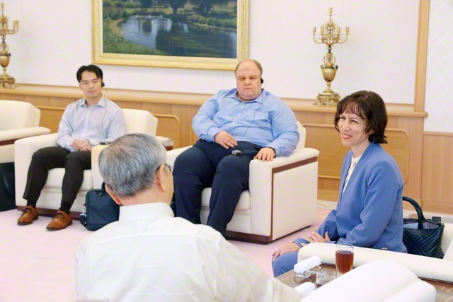 核時代平和財団のヒューズ会長（右端）らと原田会長が和やかに語らう（学会本部第2別館で）