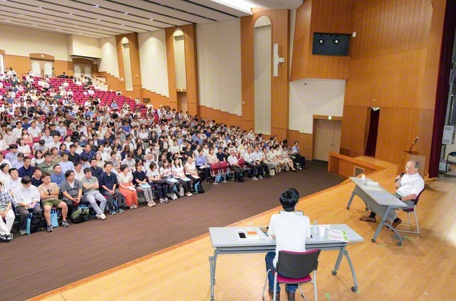 サマーフェスタで行われたトークセッション（3日、東京・小平市の創価学園・池田講堂で）