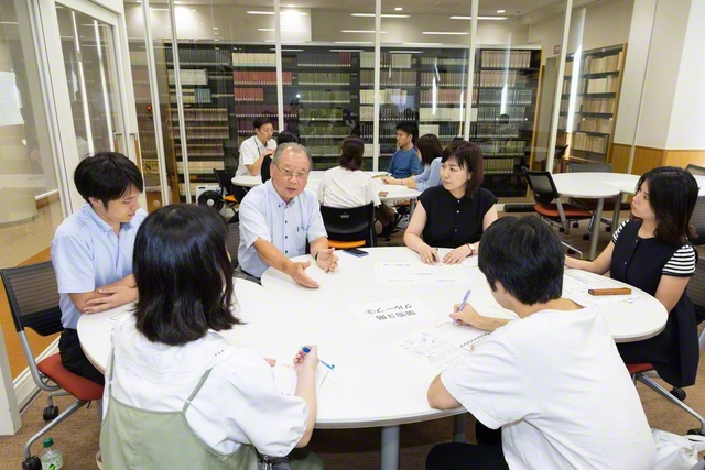 トークセッション終了後、渡邊学長は青年教育者との語らいの輪の中へ