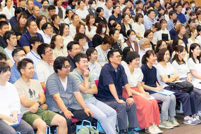 サマーフェスタの参加者が笑顔で