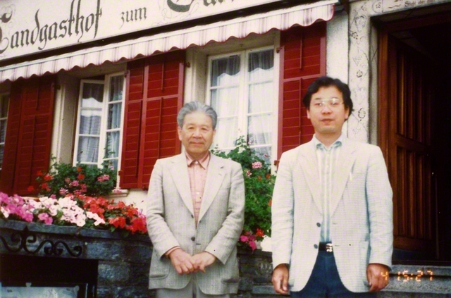 若き日の渡邊学長㊨が恩師・村井実氏と。大教育者ペスタロッチの生誕地・スイスを共に訪ねた時の一枚である（渡邊学長提供）