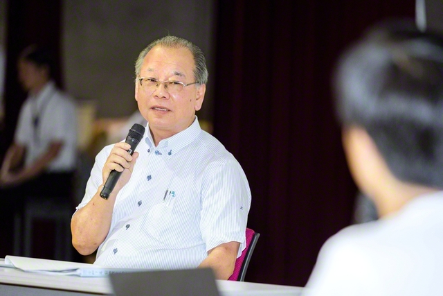 トークセッションに臨む渡邊弘学長